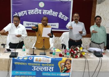 सरगुजा संभागायुक्त श्री चुरेंद्र की अध्यक्षता में शिक्षा विभाग की संभागीय बैठक संपन्न