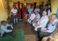 पूर्व उपमुख्यमंत्री टीएस सिंह ने बलरामपुर थाना में पुलिस अभिरक्षा में मृत गुरु चंद मंडल के परिजनों से की मुलाकात