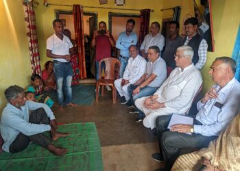 पूर्व उपमुख्यमंत्री टीएस सिंह ने बलरामपुर थाना में पुलिस अभिरक्षा में मृत गुरु चंद मंडल के परिजनों से की मुलाकात