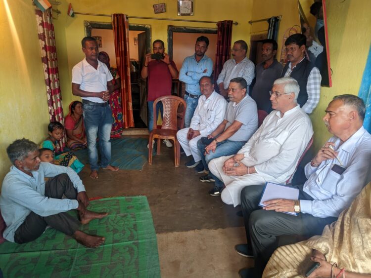 पूर्व उपमुख्यमंत्री टीएस सिंह ने बलरामपुर थाना में पुलिस अभिरक्षा में मृत गुरु चंद मंडल के परिजनों से की मुलाकात