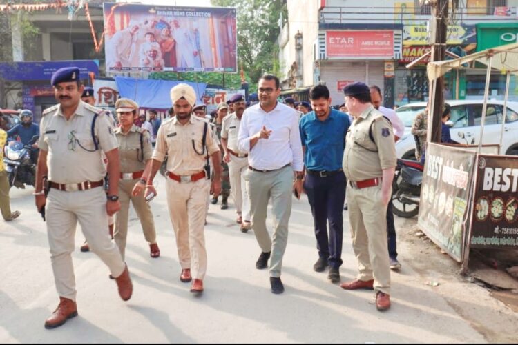 अपर कलेक्टर श्री सुनील नायक, अति.पु.अधी.श्री अमोलक सिंह ढिल्लों के नेतृत्व में पुलिस टीम ने किया फ्लैग मार्च