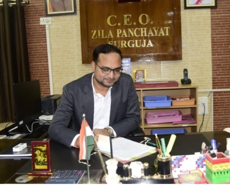 जिला पंचायत सीईओ विनय अग्रवाल ने ली प्रधानमंत्री आवास योजना (ग्रामीण) की समीक्षा बैठक